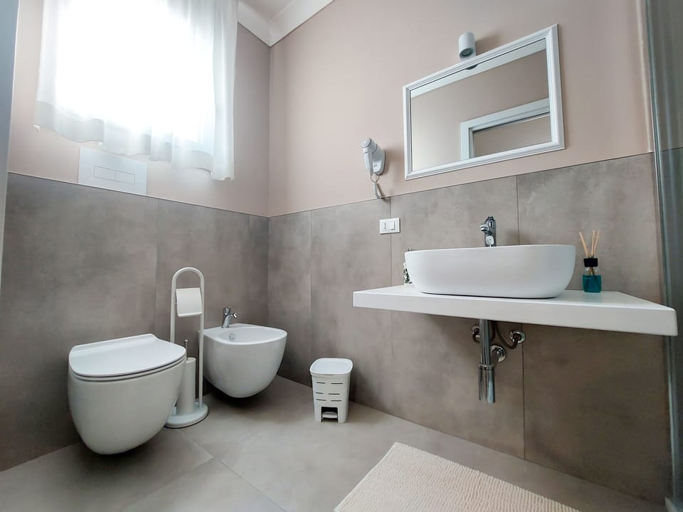 Shower, rainfall showerhead, free toiletries, hair dryer