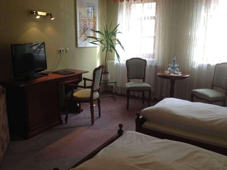 Comfort Twin Room | In-room safe, individually decorated, individually furnished