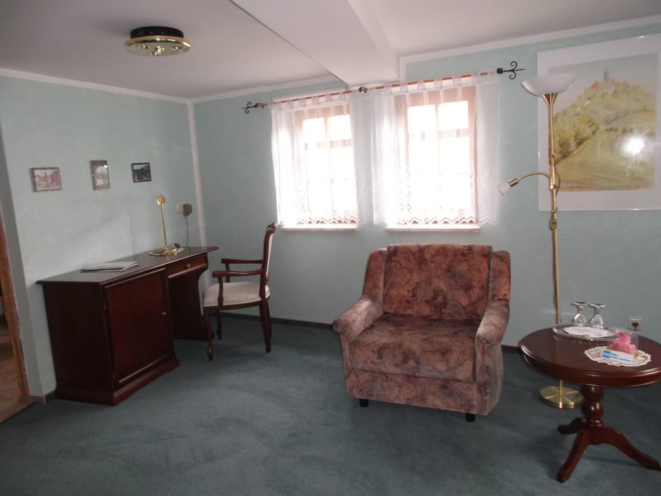 Comfort Suite, City View | In-room safe, individually decorated, individually furnished