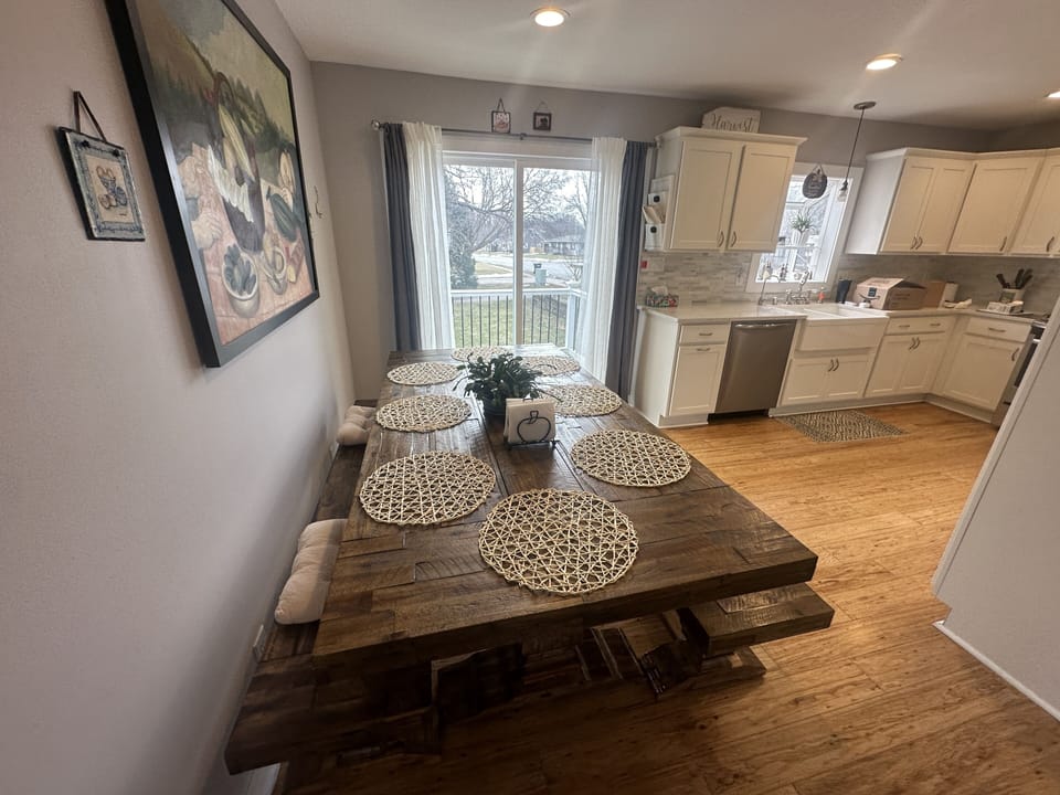 Deluxe Apartment | Private kitchen | Coffee/tea maker, dining table