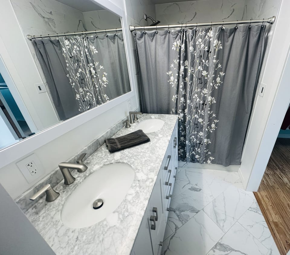 Deluxe Apartment | Bathroom | Free toiletries, towels, shampoo, toilet paper