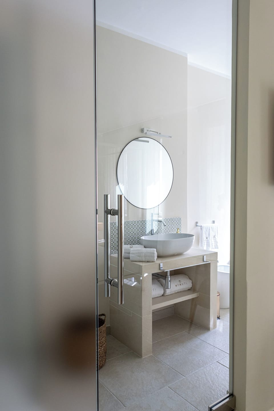 Luxury Room | Bathroom | Shower, hair dryer, bidet, towels