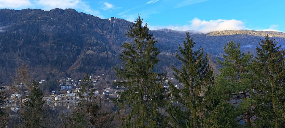 Der Blick von der Terrasse auf die Gerlitzen Alpe. Viele Sportmöglichkeiten.