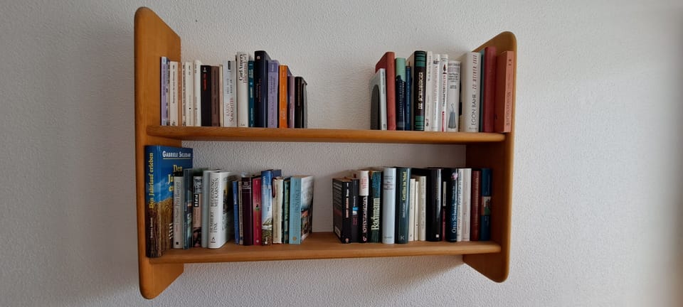 Für die Leseratten sind Bücher zum Ausleihen vorhanden. 