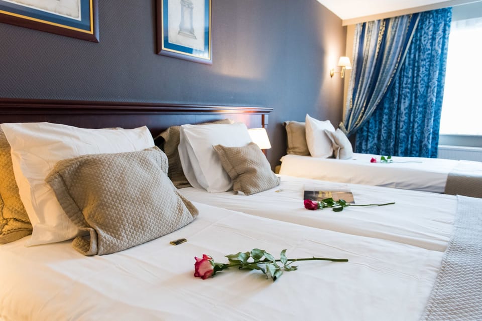 Comfort Room, 3 Twin Beds, Non Smoking, Bathtub (Twin bed on request) | In-room safe, desk, laptop workspace, blackout drapes