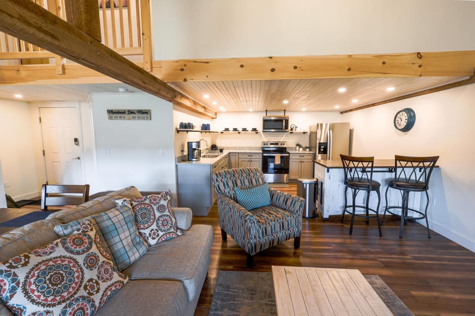 Exclusive Apartment | Living area | 42-inch Smart TV with digital channels, Netflix, Hulu