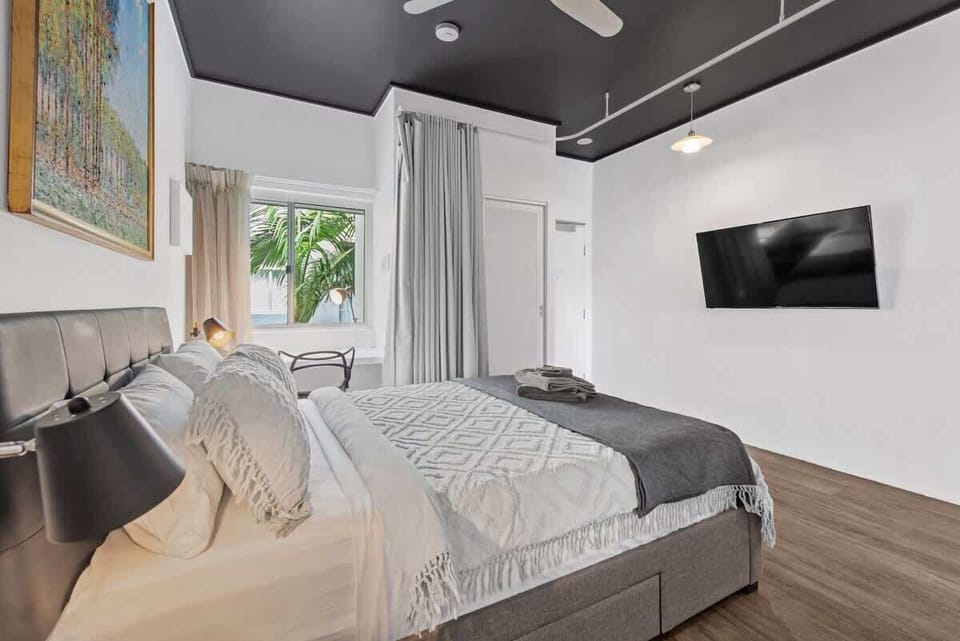 Comfy Queen Bed with Study, Ducted Air-Con, Overhead Fan, Built-In Wardrobes + Smart TV.