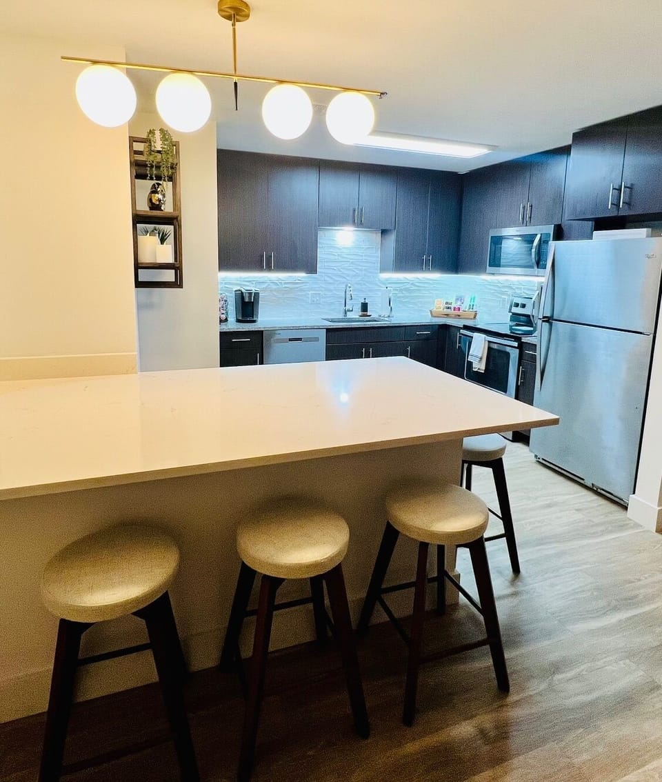 Bar seating for 6+