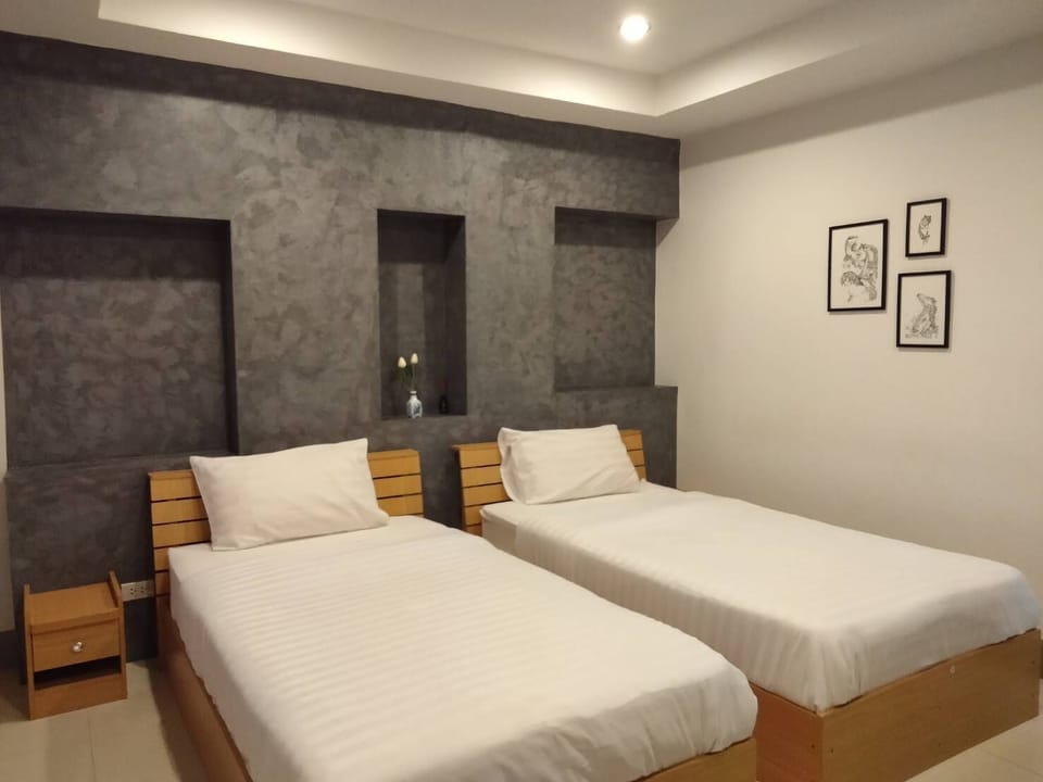Deluxe Twin Room, Lanai, Garden View | Individually decorated, individually furnished, desk, laptop workspace