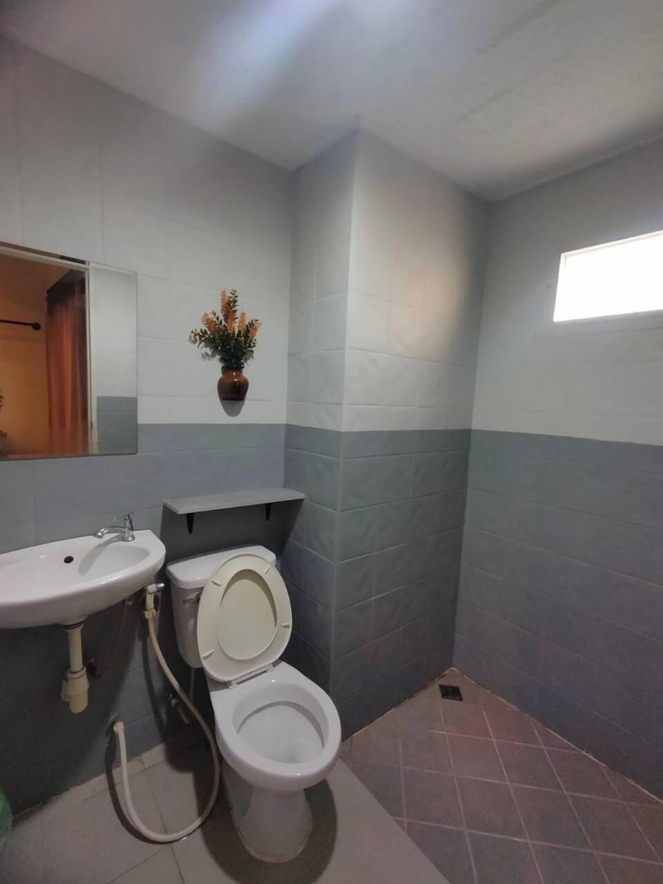 Deluxe Twin Room, Lanai, Garden View | Bathroom | Shower, rainfall showerhead, free toiletries, soap