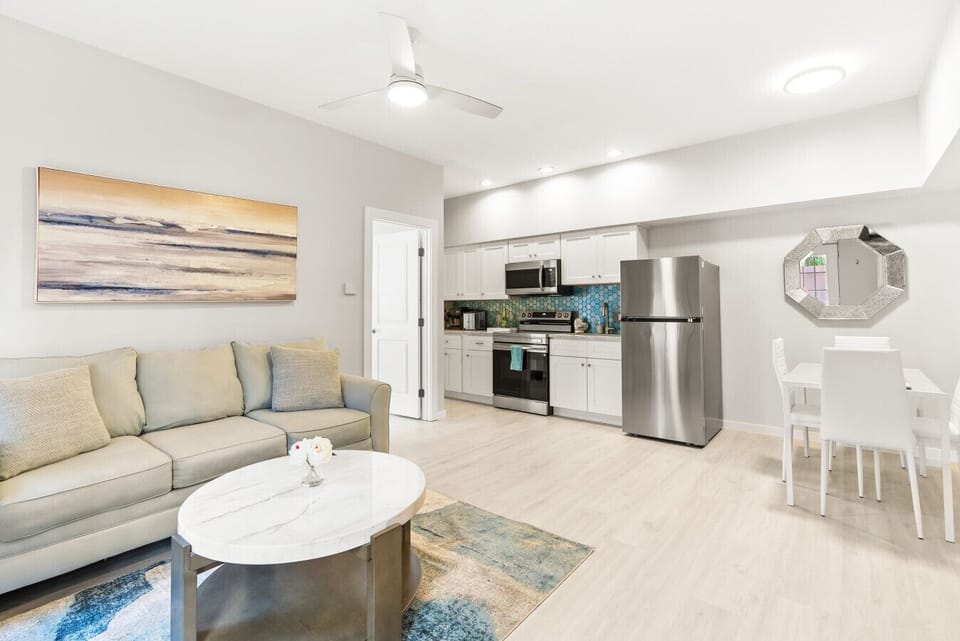 Open floor plan, w/ full kitchen & dining table