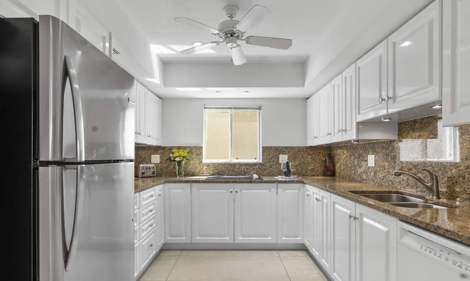 Full kitchen, freezer, fridge, ice-maker, toaster, Keurig, drip-coffee machine, oven and stove