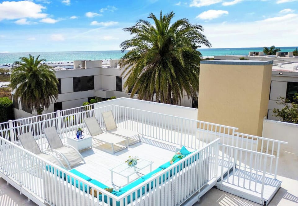 Private Rooftop Sundeck