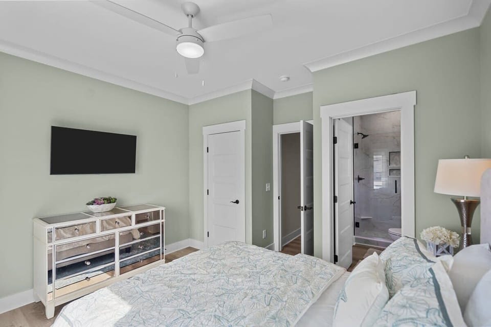 Top Level: Master King BR 2 with Ensuite Full Bathroom, TV and Deck Access