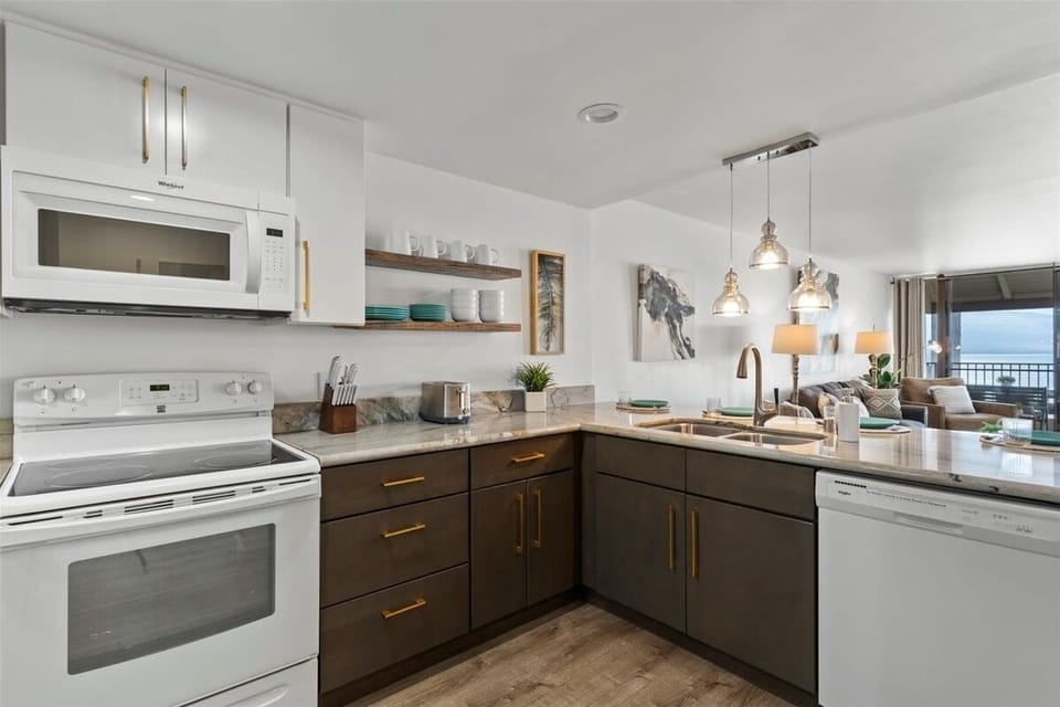Condo, 2 Bedrooms | Private kitchen | Fridge, oven, stovetop, coffee/tea maker