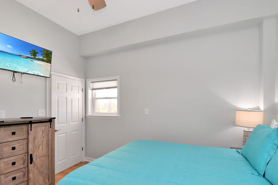 Dolphin Daze Hideaway - Bedroom 2 with TV