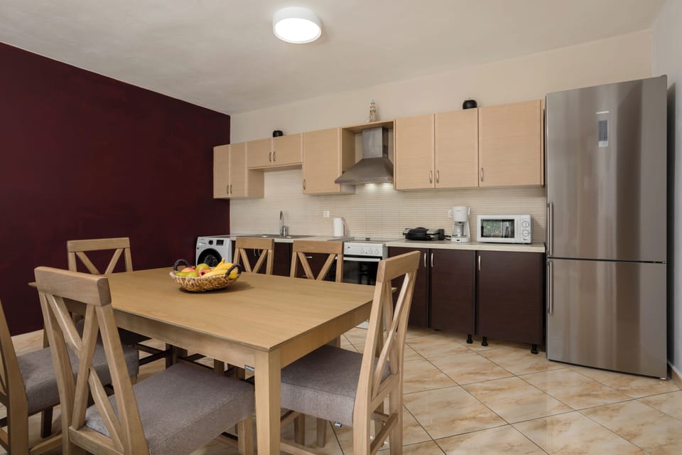 Apartment, 3 Bedrooms, Smoking, Patio | Dining room