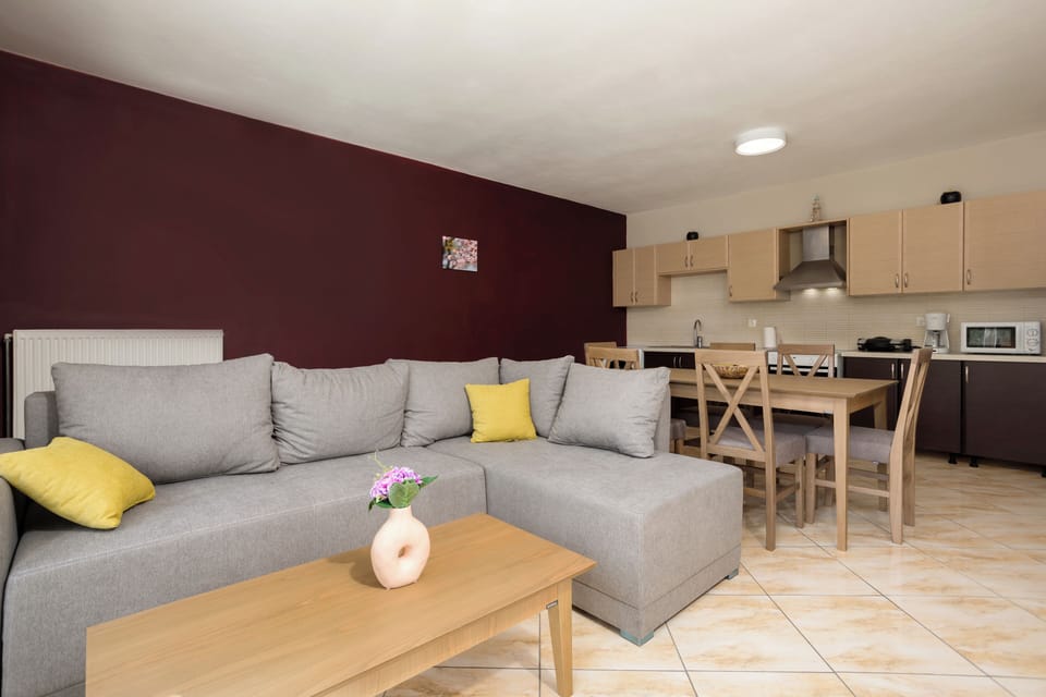 Apartment, 3 Bedrooms, Smoking, Patio | Living room