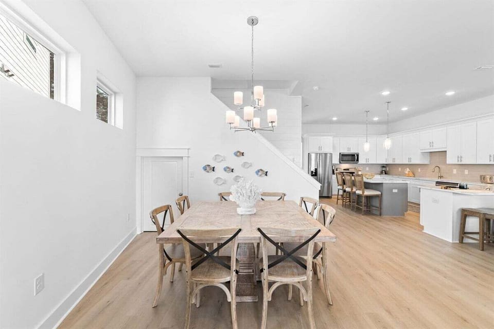 Dining area - table for 8!