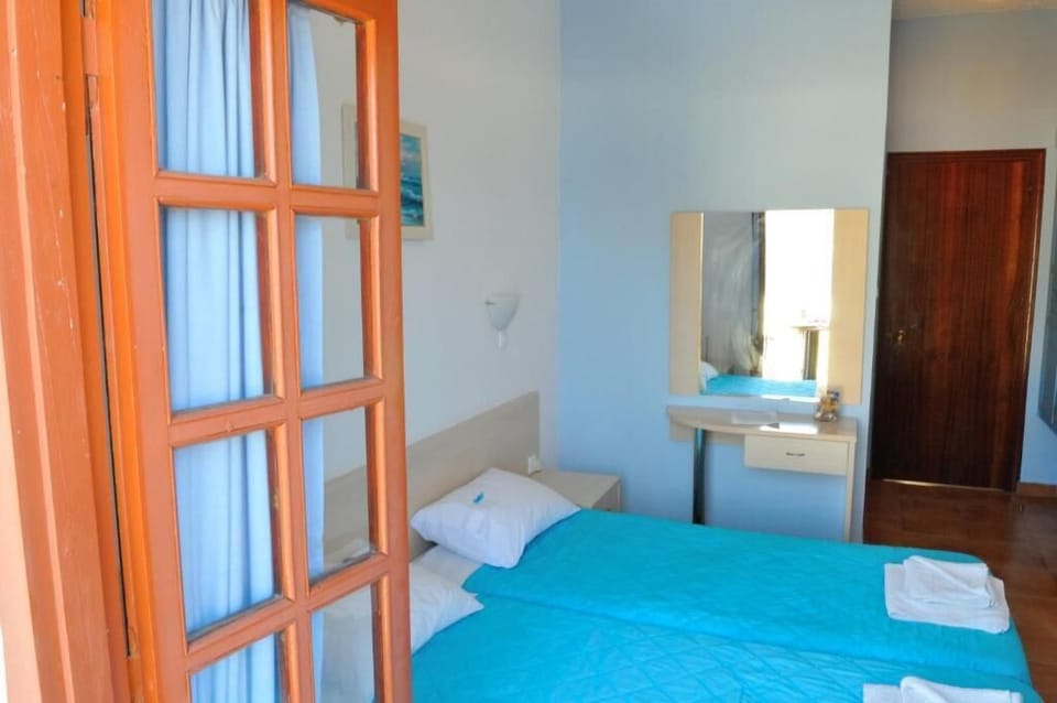 In-room safe, blackout drapes, free WiFi