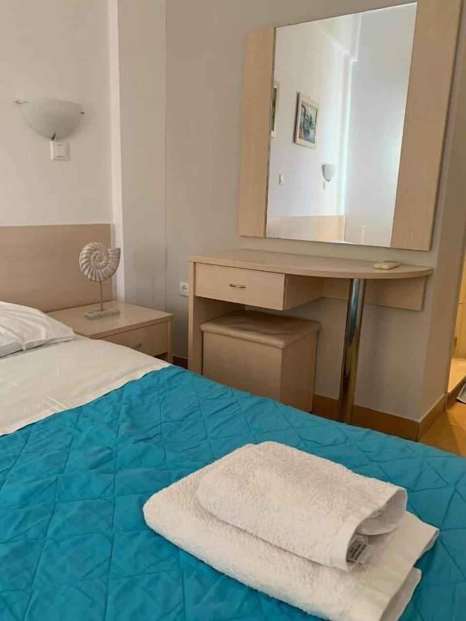 In-room safe, blackout drapes, free WiFi