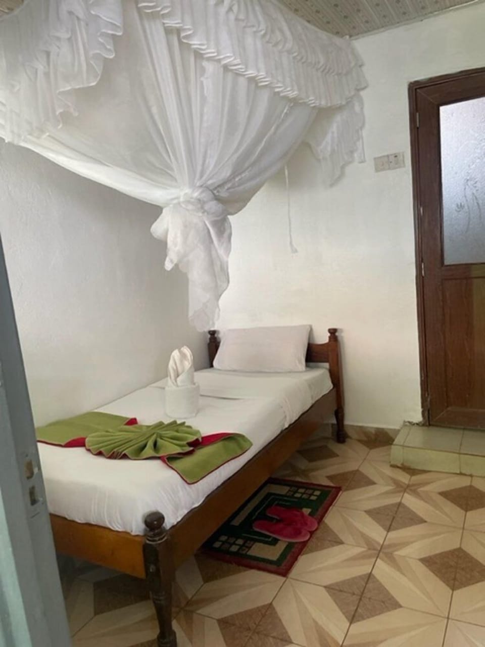 Basic Single Room | Soundproofing, WiFi (free), bed sheets