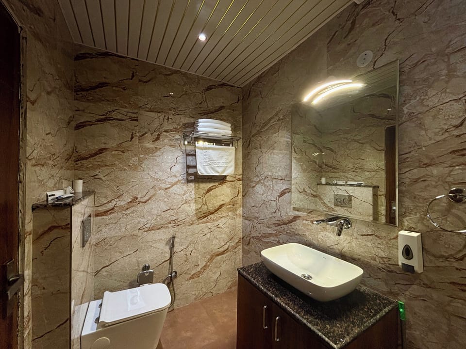 Deluxe Room | Bathroom | Towels