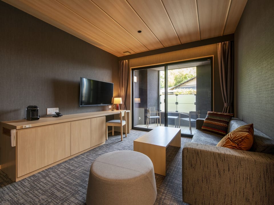 Western Modern Style Suite Room, Non Smoking | Memory foam beds, in-room safe, desk, blackout drapes