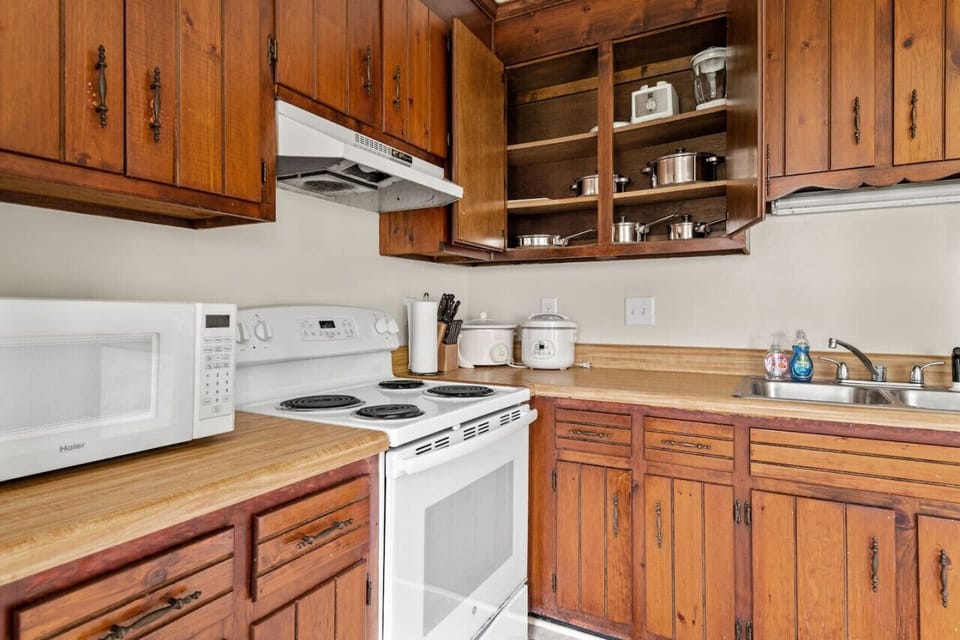 Craft culinary masterpieces in our fully equipped kitchen, complete with pots, pans, glasses, wine glasses, and various handy appliances. It`s the ideal spot for whipping up homemade delights!