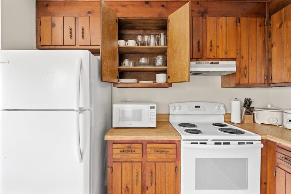 Craft culinary masterpieces in our fully equipped kitchen, complete with pots, pans, glasses, wine glasses, and various handy appliances. It`s the ideal spot for whipping up homemade delights!