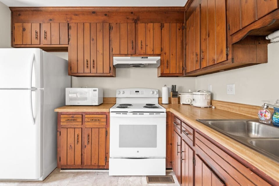 Craft culinary masterpieces in our fully equipped kitchen, complete with pots, pans, glasses, wine glasses, and various handy appliances. It`s the ideal spot for whipping up homemade delights!