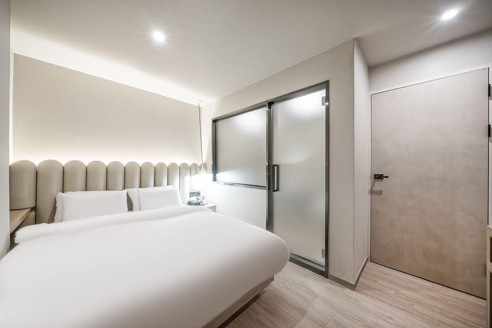 Deluxe Room | Desk, laptop workspace, blackout drapes, soundproofing