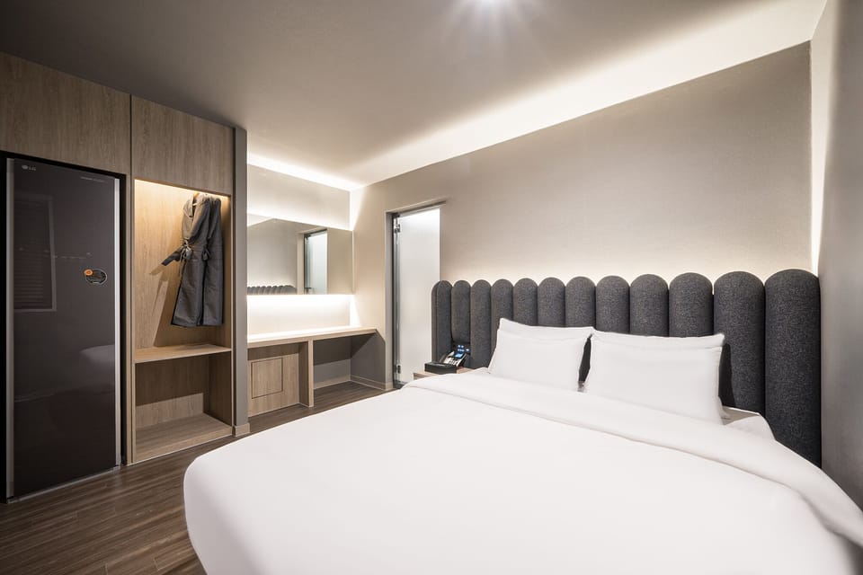 Premier Room | Desk, laptop workspace, blackout drapes, soundproofing
