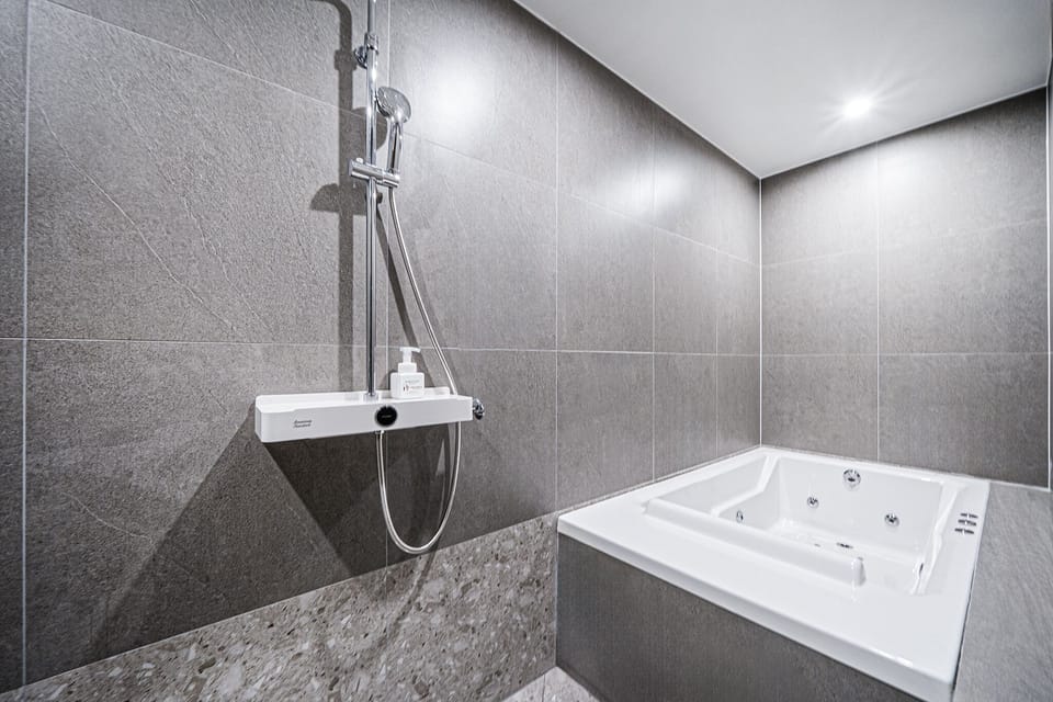 Premier Room | Bathroom | Slippers, towels