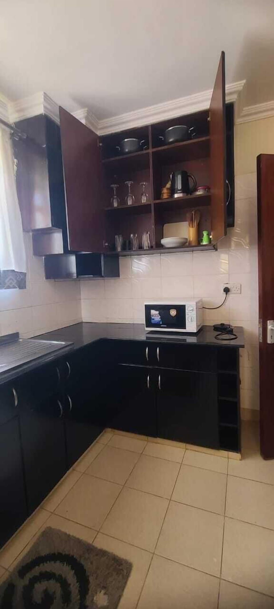 Classic Apartment | Private kitchen | Fridge, microwave, cookware/dishes/utensils