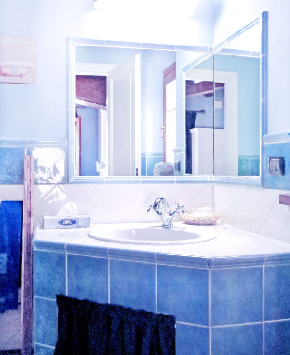 Quadruple Room | Bathroom | Shower, free toiletries, hair dryer, bidet