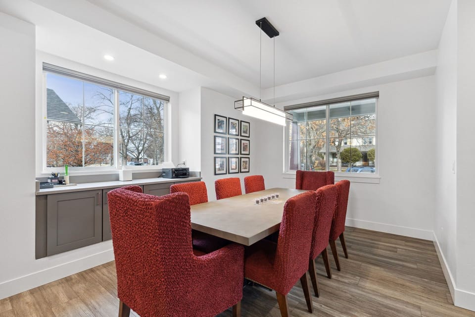  Dining Area ( Main Floor) 