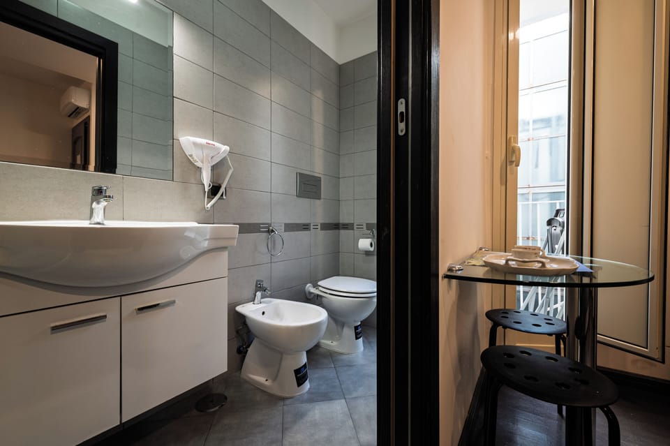 Deluxe Double or Twin Room, Balcony | Bathroom