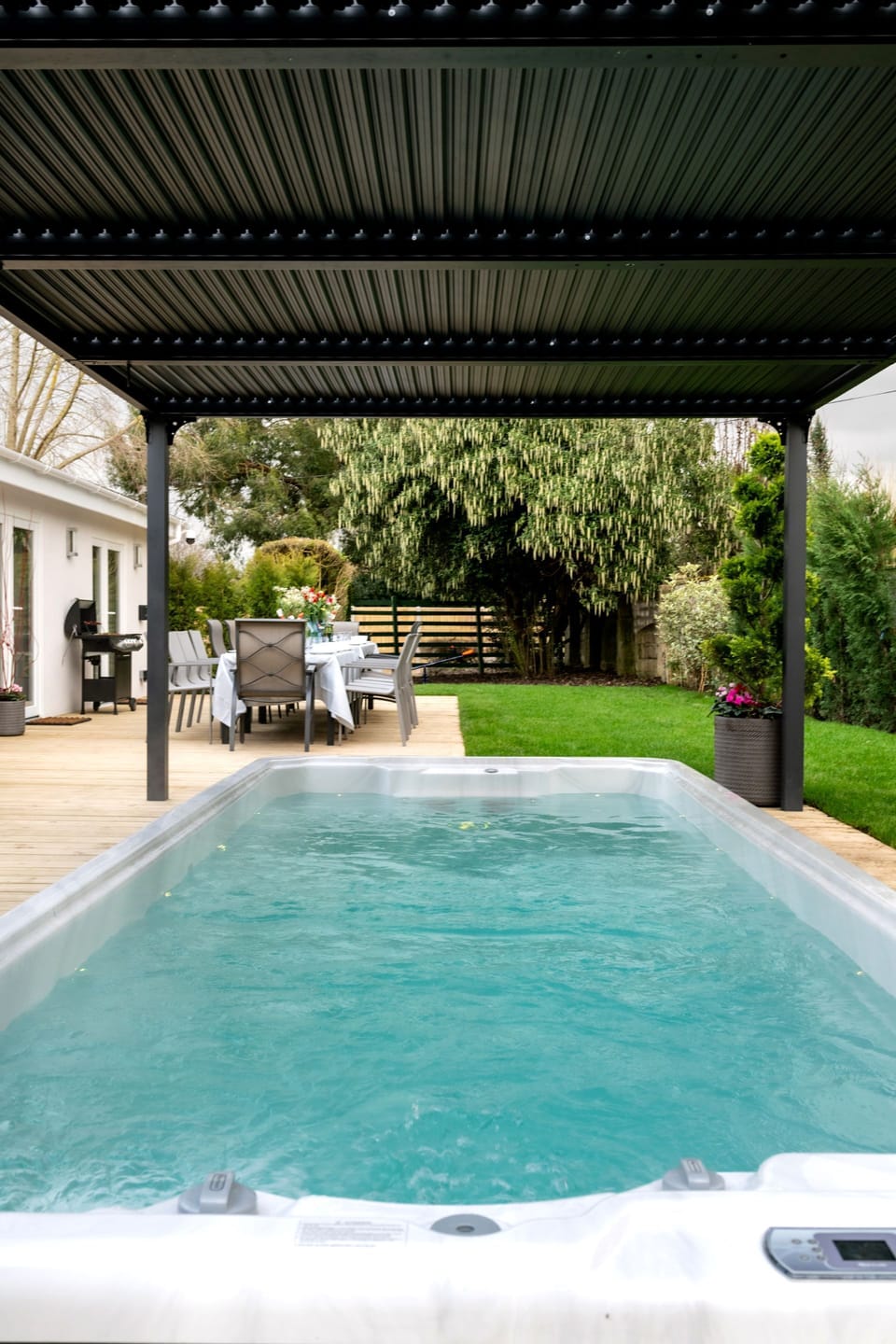 Outdoor pool at Sunset Retreat, Kent