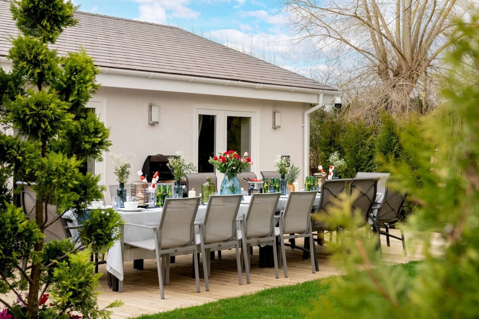 Outdoor dining at Sunset Retreat, Kent