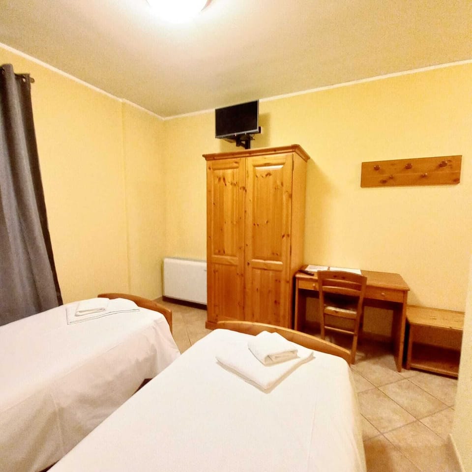 Classic Room, Balcony, Hill View | Desk