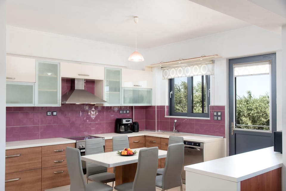 Comfort Villa | Private kitchen | Full-size fridge, microwave, oven, stovetop
