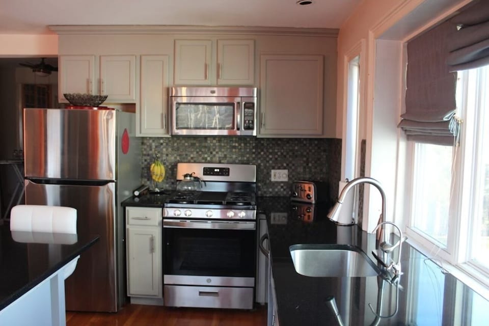 Full kitchen with island 