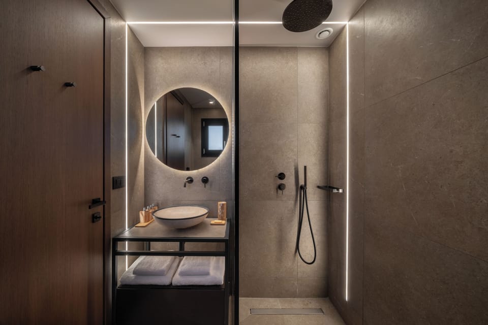 Double Room | Bathroom | Shower, rainfall showerhead, slippers, towels