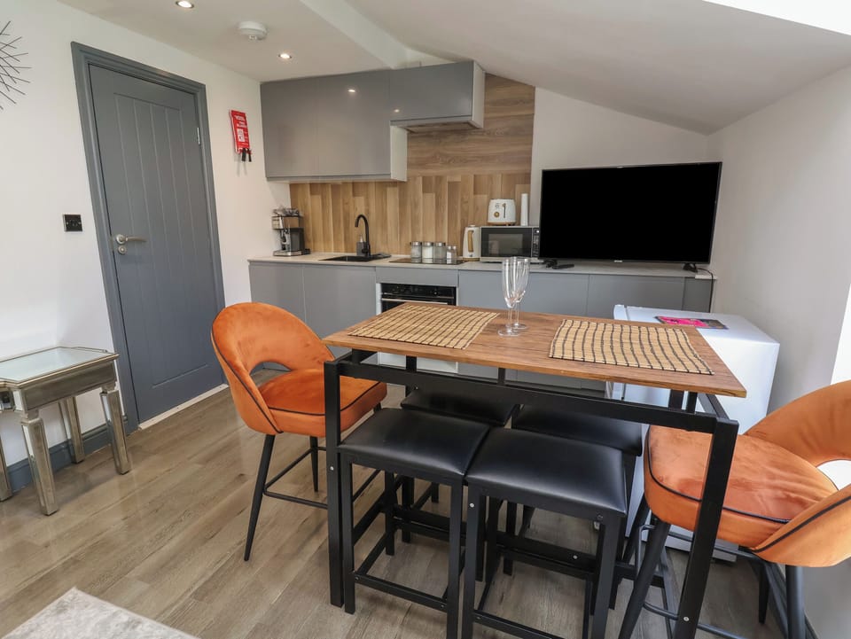 Cottage | Dining