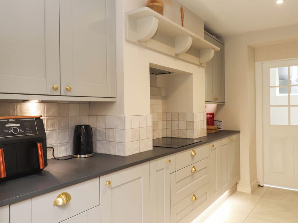 Dishwasher, electric kettle, toaster, cookware/dishes/utensils