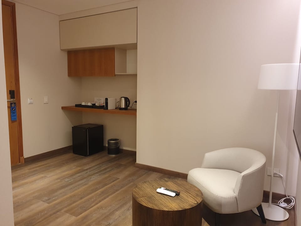 Executive Room | Living area | 50-inch Smart TV with cable channels