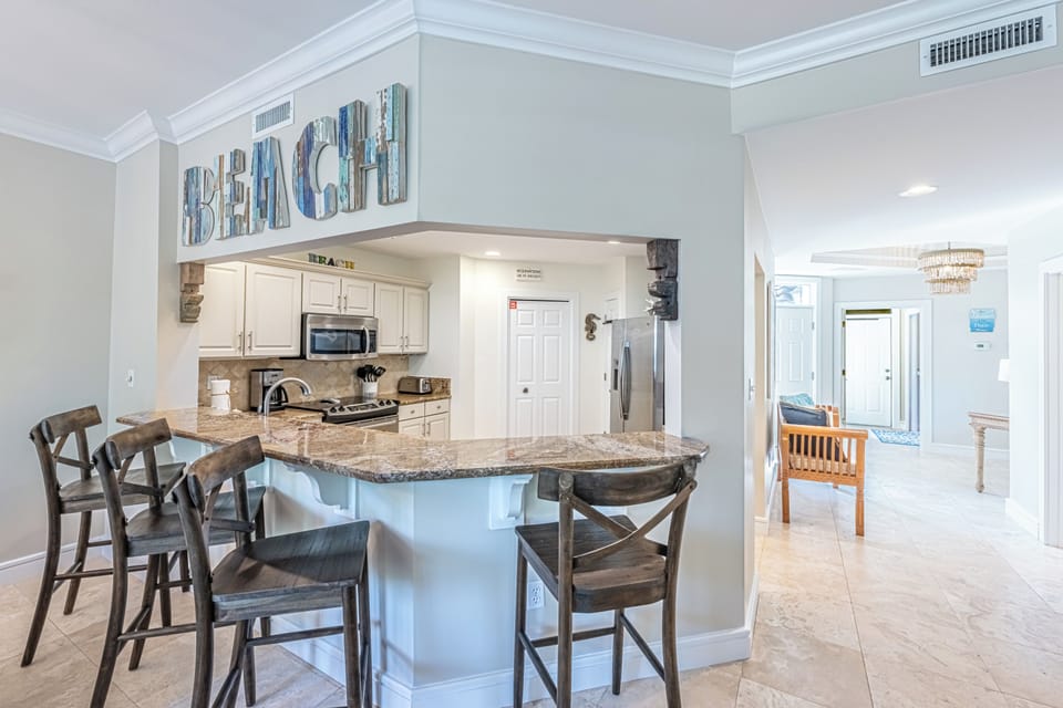 Breakfast Bar and Kitchen