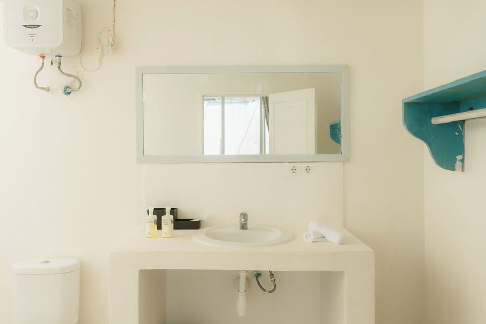 Deluxe Double Room, 1 Bedroom, Non Smoking, Garden View | Bathroom | Shower, rainfall showerhead, hair dryer (on request), slippers