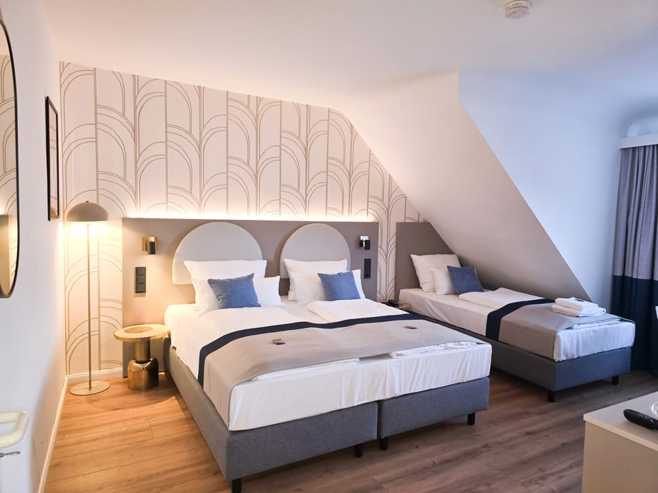 Triple Room | In-room safe, soundproofing, iron/ironing board, free WiFi